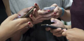Nuova sfida social, ragazzini si lanciano contro le auto in corsa: scatta l’allarme a Gallipoli