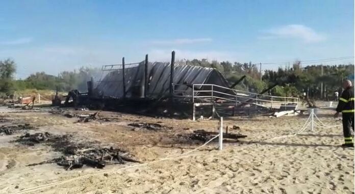 Incendio distrugge lido in Salento