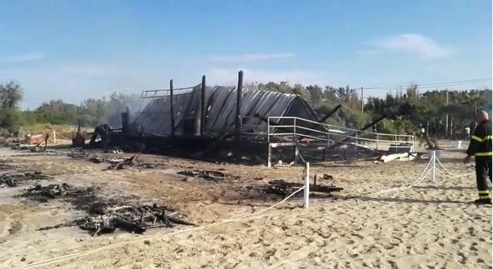 Incendio distrugge lido in Salento