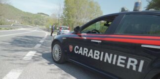 Spari da un monopattino in corsa, nessun ferito