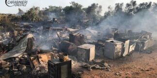 Dà fuoco al terreno di proprietà della moglie, ma è una discarica abusiva: denunciato 55enne
