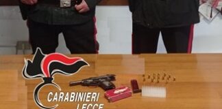 Lite in strada, poi spunta la pistola e infine inseguimento in auto: arrestato 45enne