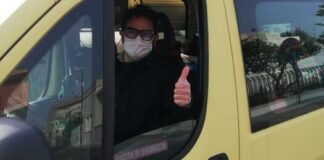 Autista scuolabus è positivo al Covid, il sindaco accompagna alunni