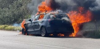 Auto prende fuoco sulla statale 101 tra Galatone e Nardò: salvo il conducente