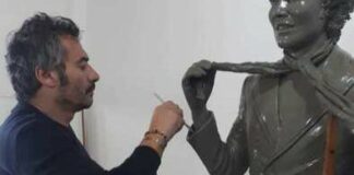 A Nardò una statua di Lucio Battisti per ricordare il legame tra il cantatore e il litorale salentino