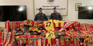 Maglie e sciarpe del Lecce sequestrate dalla Guardia di Finanza