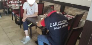 Controlli dei carabinieri negli esercizi commerciali del centro cittadino