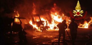Incendio alla Gial Plast nel deposito di Gallipoli: dieci mezzi distrutti