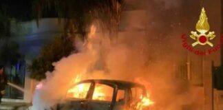 Accende una sigaretta in auto e scoppia l’incendio, 20enne ustionato