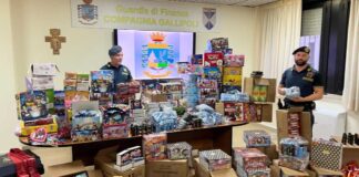 Sequestrati 48mila giocattoli contraffatti e 3 quintali di fuochi d’artificio: 15 denunciati