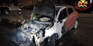 Scooter e automobile in fiamme nella notte a Gallipoli