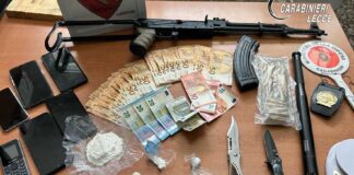 Armi da guerra, droga e soldi in casa: arrestati due fratelli a Monteroni di Lecce
