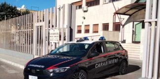 Ferisce compagna e madre con delle forbici, poi si lancia dal balcone
