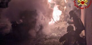 Autocarro in fiamme a Casalabate, intervento dei vigili del fuoco