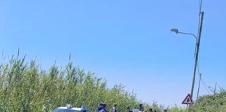 Motociclista muore in scontro con auto, caccia a pirata strada