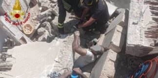 Crolla solaio in una palazzina in ristrutturazione, estratti vivi tre operai