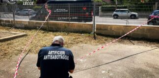 Gallipoli, bomba carta in cortile scolastico: artificieri in azione
