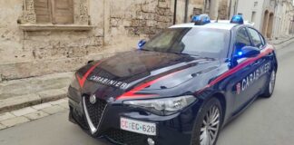 Litiga col padre, lo accoltella e fugge: ricercato 38enne ugentino