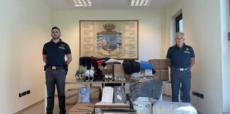 In un noto outlet salentino sequestrati 600 capi contraffatti dalla Guardia di Finanza
