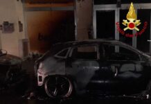 Carmiano, auto in fiamme nella notte