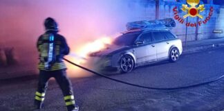 Azienda e due auto in fiamme nella tarda serata di ieri in Salento