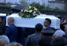 L’ultimo saluto di Calimera al piccolo Elia, il bimbo di 8 anni ucciso nel sonno dalla madre: folla in lacrime e palloncini bianchi ai funerali