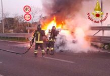 Maserati Levante in fiamme sulla Tangenziale Ovest di Lecce
