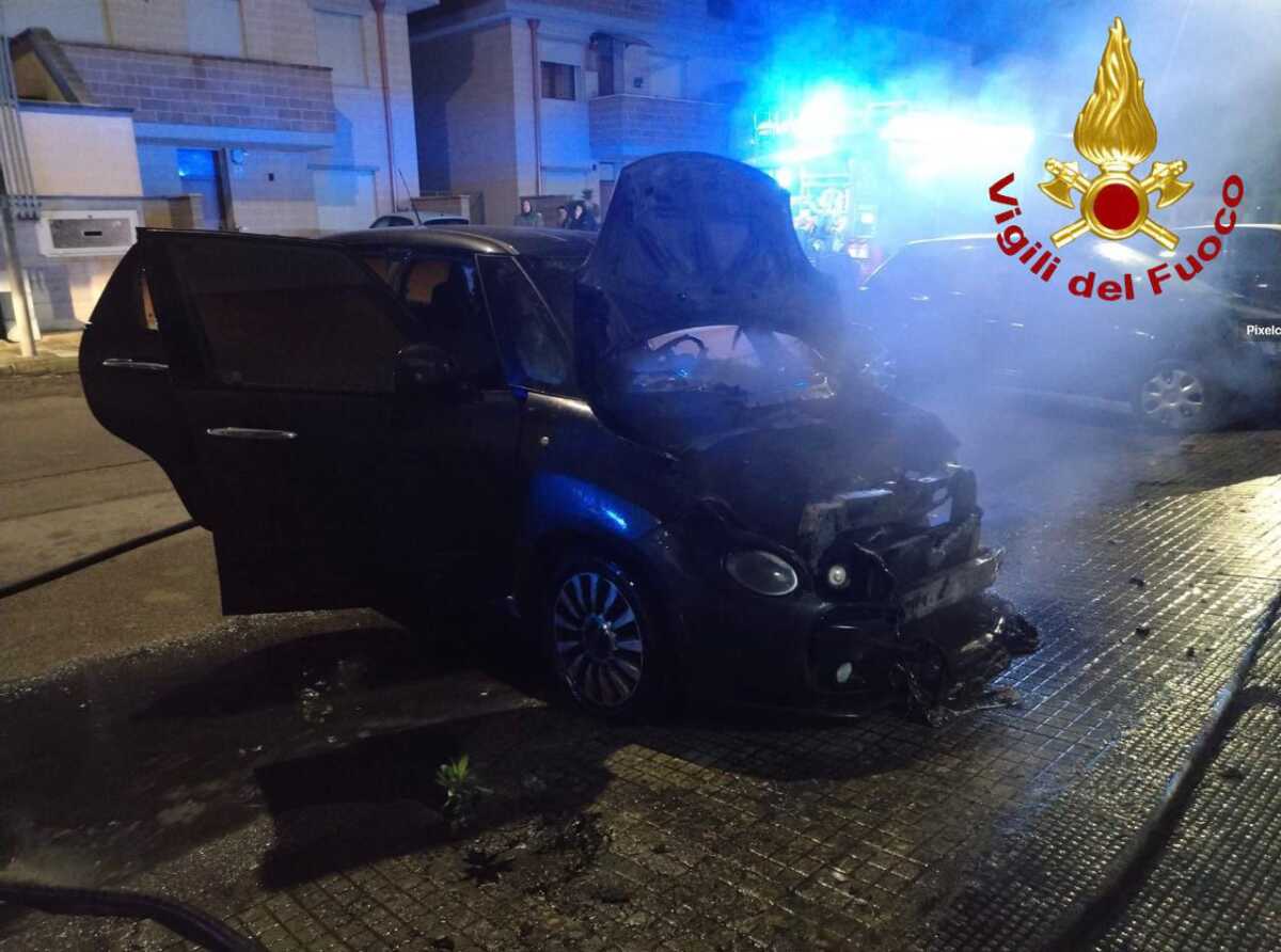Auto in fiamme