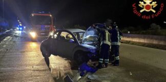 Auto contro barriera laterale sulla tangenziale di Lecce: donna in codice rosso