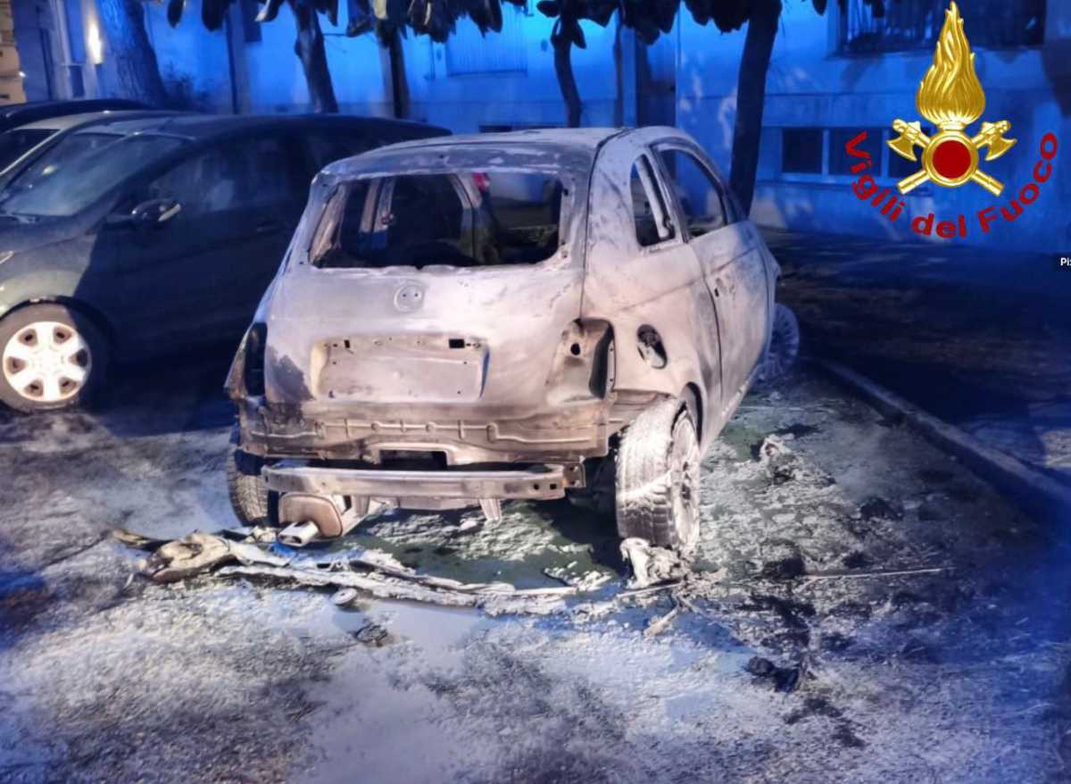 Auto in fiamme