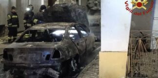 Neviano, incendio nella notte distrugge tre auto e danneggia un’abitazione
