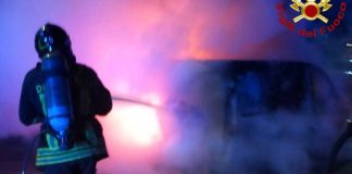 Autocarro in fiamme nella notte a Salve