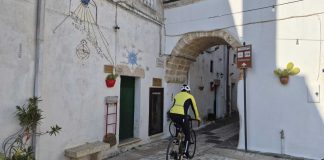 Ciclonica parla ai viaggiatori stranieri