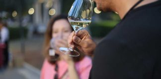 Lecce, «Calici in Fiore» l’1 e 2 maggio: vini rosati e street food sotto l’arco di Porta Napoli