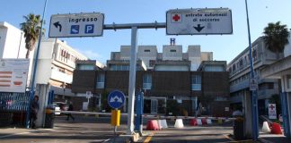 Giallo a Copertino, 50enne si presenta in ospedale con ferita al collo e muore