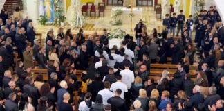Il dolore per l’ultimo saluto al 21enne Antonio Basile morto nell’incidente in Salento