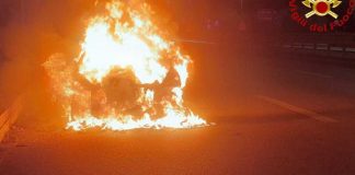 Jeep in fiamme sulla strada statale 16, l’intervento dei Vigili del Fuoco