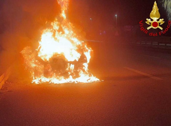 Auto in fiamme