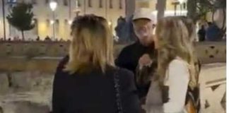 Mel Gibson passeggia per le vie di Lecce e resta incantato dalla Basilica di Santa Croce
