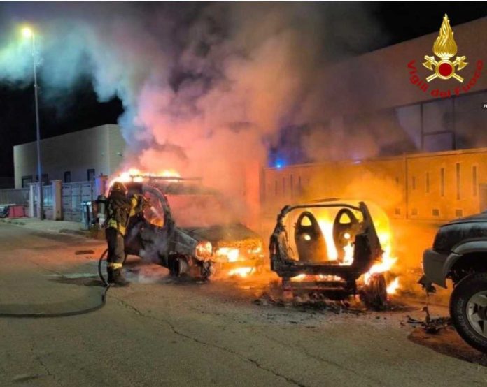 Auto in fiamme