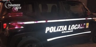 Galatone, aggressione in piena festa patronale: spruzza vernice contro agenti e mezzi