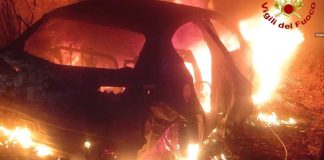Due assalti a bancomat in Salento, colpi falliti: incendiata l’auto della banda