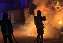 Veglie, incendi alla copertura dei carrelli di un supermercato
