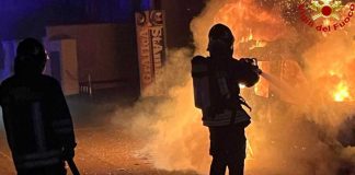 Veglie, incendi alla copertura dei carrelli di un supermercato