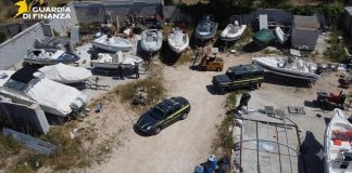 Rifiuti in un terreno agricolo e imbarcazioni senza autorizzazioni: denunciato un uomo