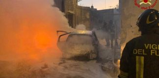 Auto in fiamme a Surbo, intervento dei vigili del fuoco