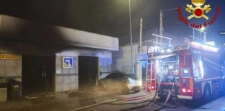 Incendio nella notte in un gommista di Lequile