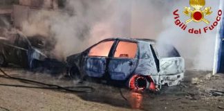 Incendio nella notte ad Ugento: due auto in fiamme in via Bologna
