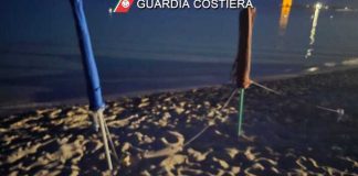 Ombrelloni segna posto e ambulanti abusivi sulle spiagge: sequestri e sanzioni