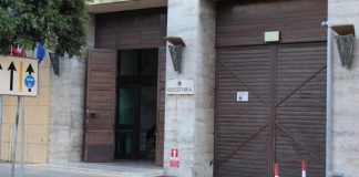 Aggredisce sua madre, poi minaccia con un coltello il fratello: arrestato 44enne